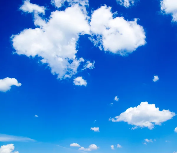 Ciel bleu avec des nuages blancs — Photo