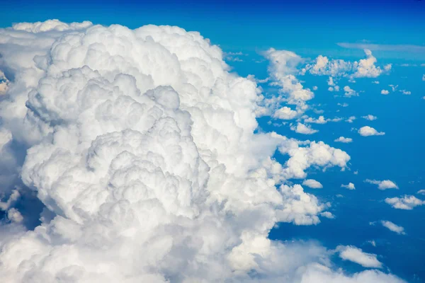 Ciel bleu avec des nuages blancs — Photo