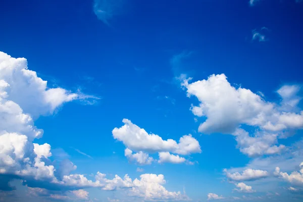 Céu azul com nuvens brancas — Fotografia de Stock