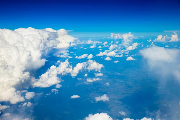 Cielo azul con nubes blancas —  Fotos de Stock