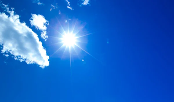 Cielo azul con nubes blancas —  Fotos de Stock