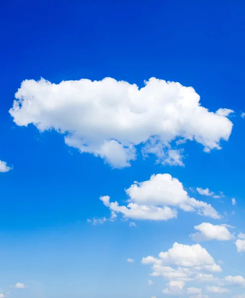 Cielo azul con nubes blancas — Foto de Stock