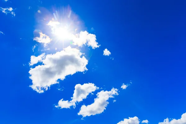 Cielo azul con nubes blancas —  Fotos de Stock