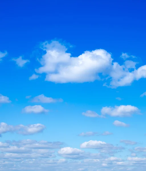 Blauer Himmel mit weißen Wolken — Stockfoto