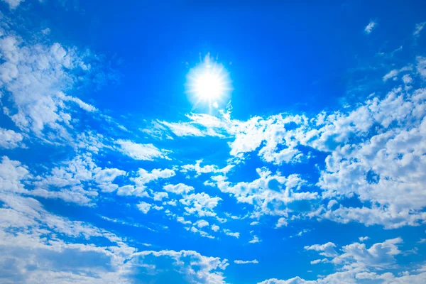 Céu azul com nuvens brancas — Fotografia de Stock