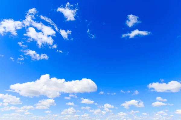 Блакитне небо з білими хмарами — стокове фото