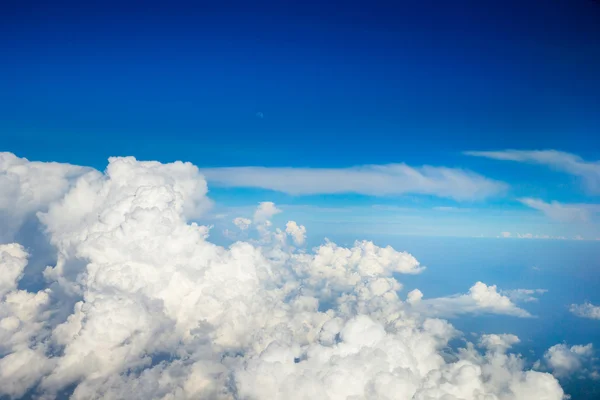 Ciel bleu avec des nuages blancs — Photo