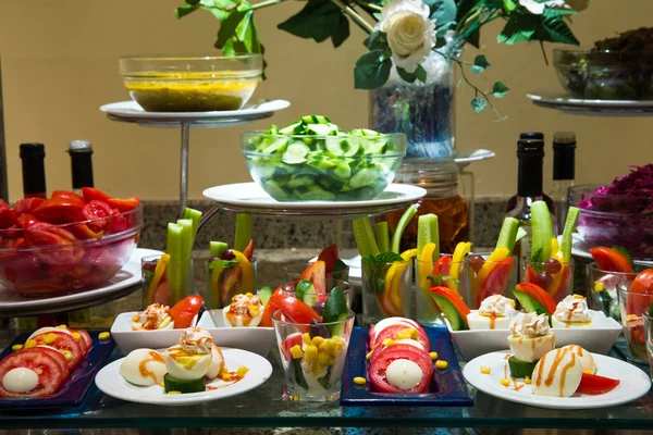 Různé potraviny na salát — Stock fotografie