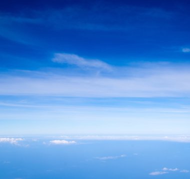 Beyaz bulutlu mavi gökyüzü