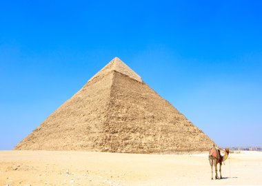 Kahire'deki Giza piramitleri ile