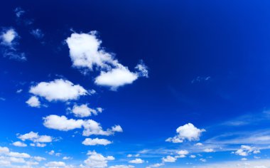 Beyaz bulutlu mavi gökyüzü
