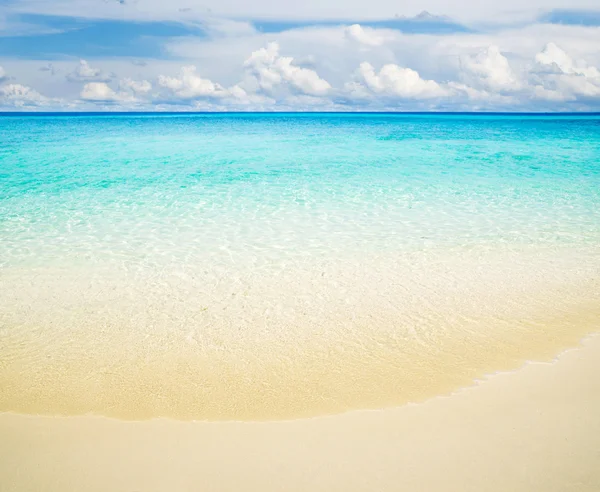 Spiaggia e mare tropicale — Foto Stock