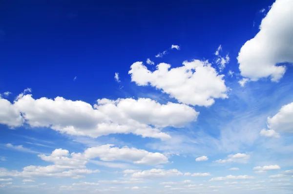 Blauwe lucht met witte wolken — Stockfoto