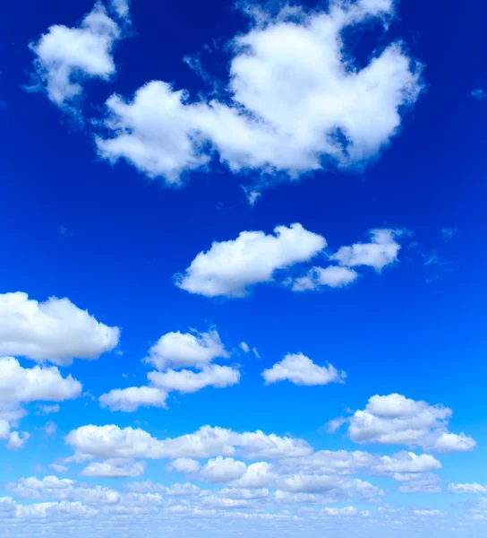 Cielo azul con nubes blancas — Foto de Stock