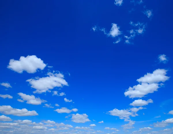 Cielo azul con nubes blancas — Foto de Stock