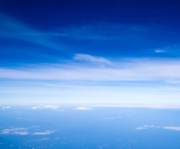 Beyaz bulutlu mavi gökyüzü — Stok fotoğraf