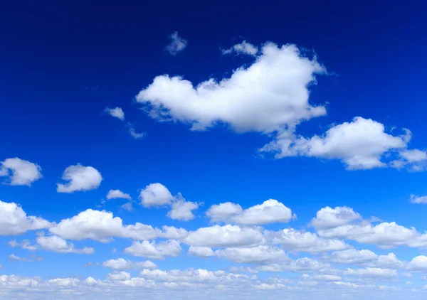 Céu azul com nuvens brancas — Fotografia de Stock