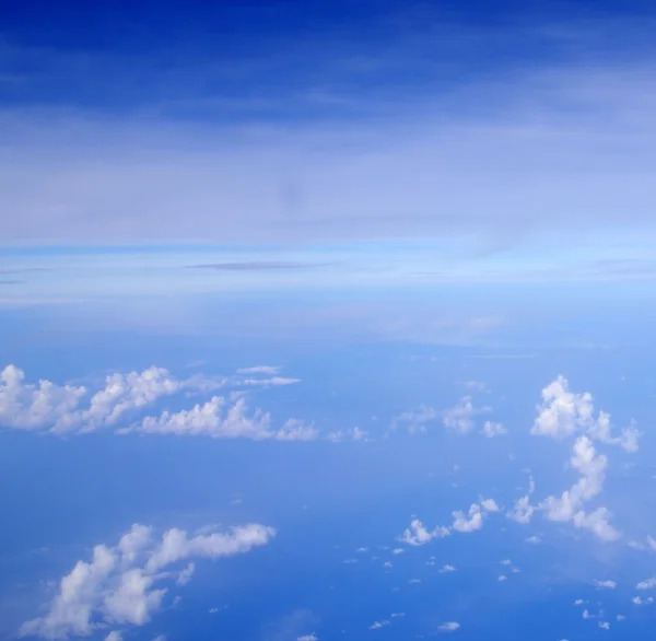 Голубое небо с белыми облаками — стоковое фото