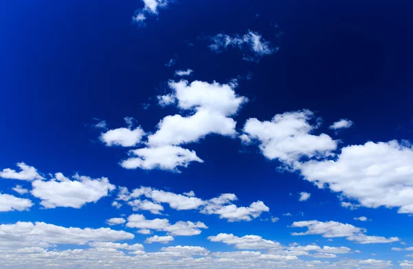 Ciel bleu avec des nuages blancs — Photo