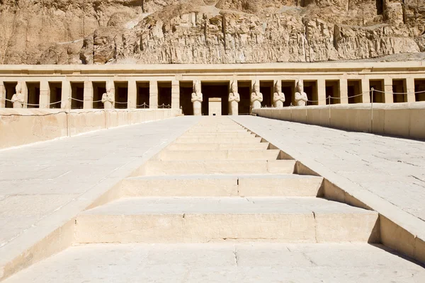 Templo de Hatshepsut perto de Luxor — Fotografia de Stock