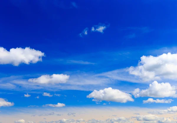 白い雲と青い空 — ストック写真