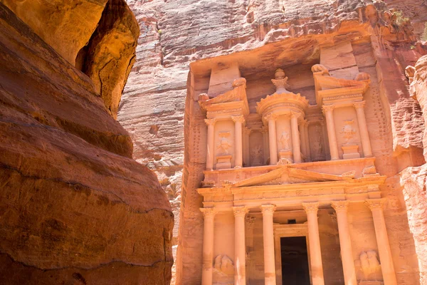 艾尔卡兹尼神殿在 petra，约旦 — 图库照片