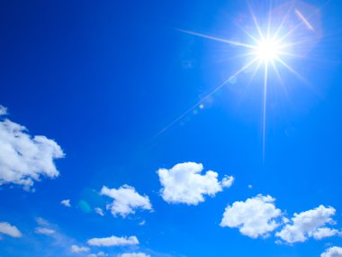 Beyaz bulutlu mavi gökyüzü