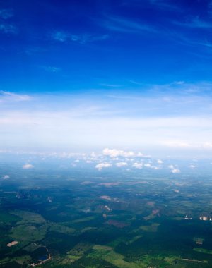 Beyaz bulutlu mavi gökyüzü
