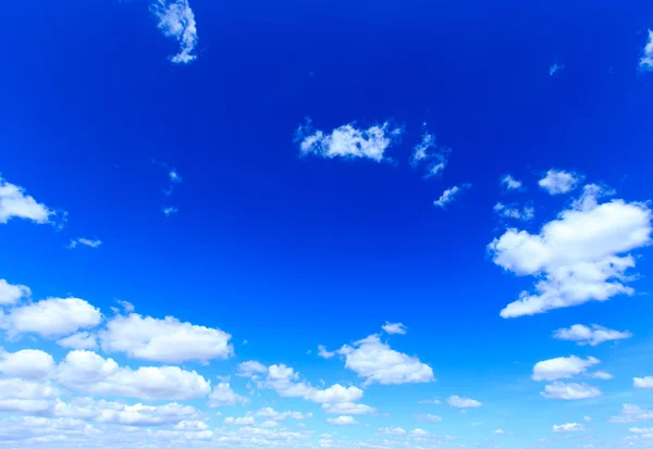 Cielo azul con nubes blancas — Foto de Stock