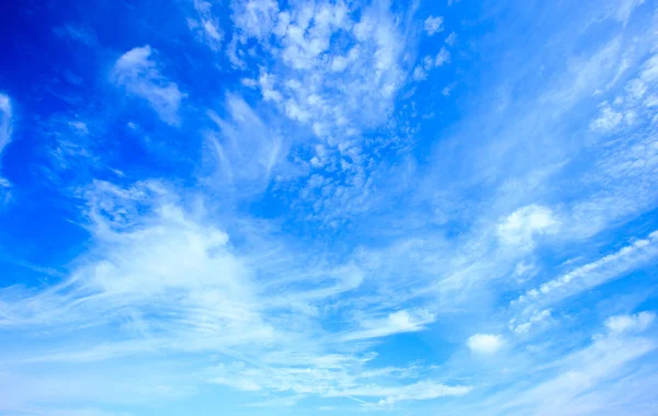 Ciel bleu avec des nuages blancs — Photo