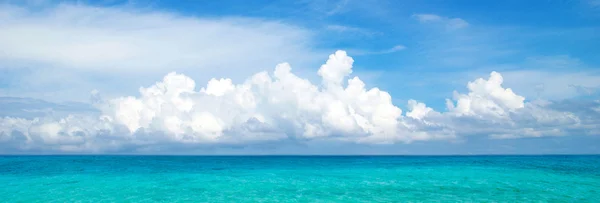 Playa y mar tropical — Foto de Stock