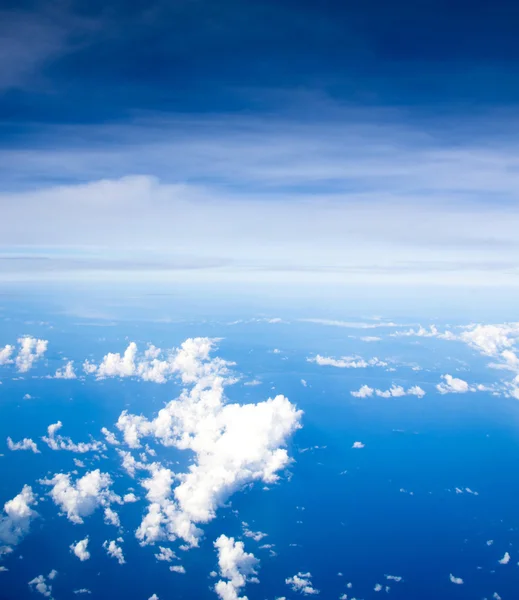 Blå himmel med vita moln — Stockfoto