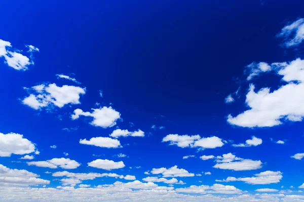 Cielo azul con nubes blancas — Foto de Stock