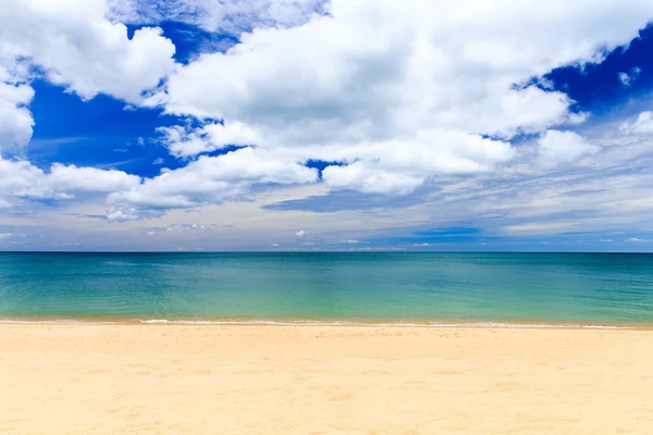 Praia e mar tropical — Fotografia de Stock