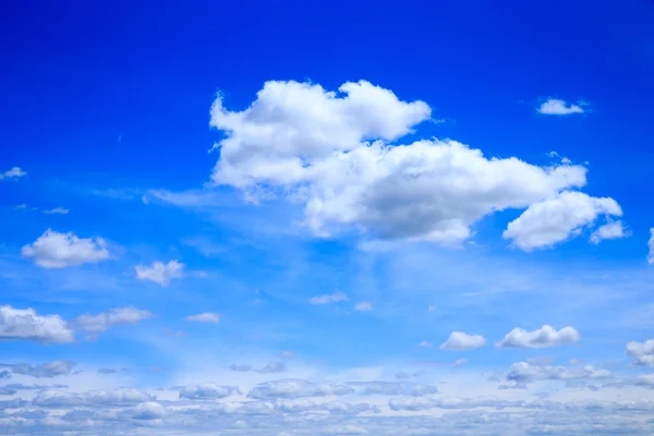 Blauer Himmel mit weißen Wolken — Stockfoto