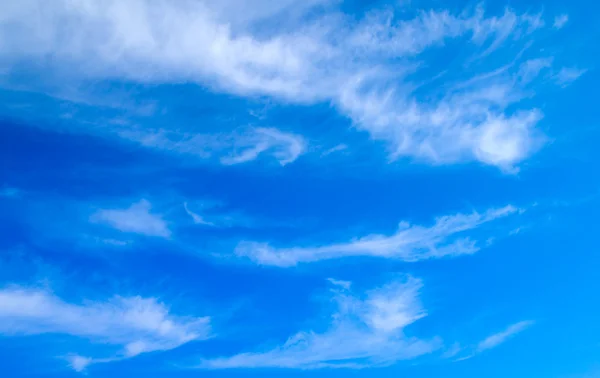 Blauer Himmel mit weißen Wolken — Stockfoto