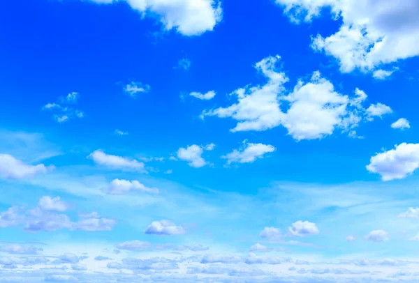 Langit biru dengan awan putih — Stok Foto
