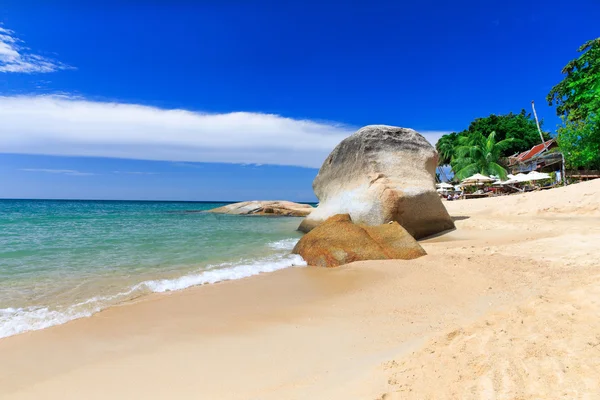 Beach and tropical sea — Stock Photo, Image