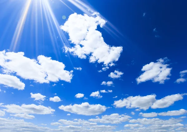 Blå himmel med vita moln Royaltyfria Stockbilder