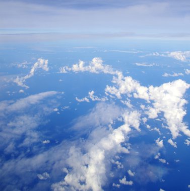 Beyaz bulutlu mavi gökyüzü