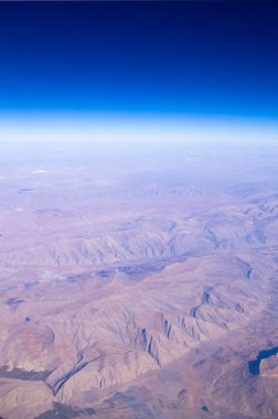 Beyaz bulutlu mavi gökyüzü