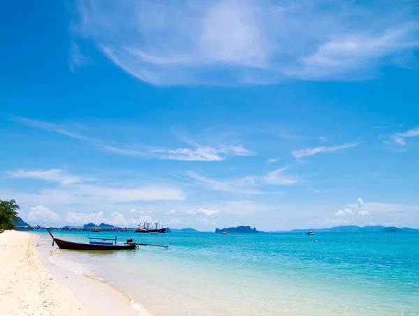 Тропический пляж и Андаманское море — стоковое фото
