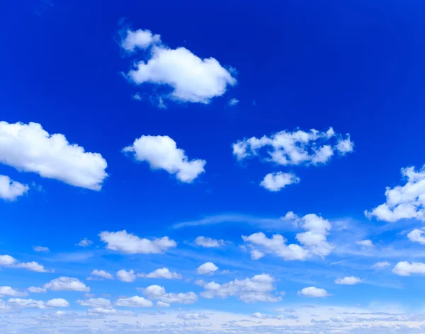 Blauer Himmel mit weißen Wolken — Stockfoto