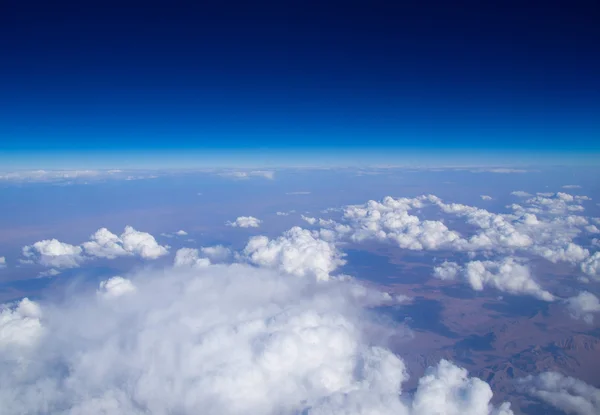 Blauwe lucht met witte wolken — Stockfoto