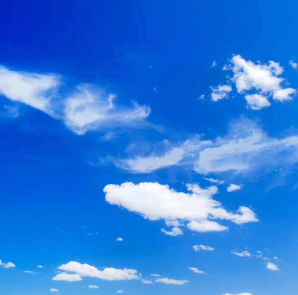 Blauer Himmel mit weißen Wolken — Stockfoto