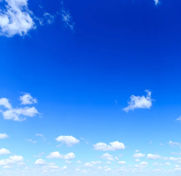 Céu azul com nuvens brancas — Fotografia de Stock