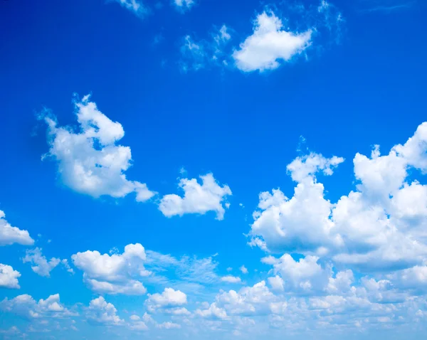 ท้องฟ้าสีฟ้าที่มีเมฆสีขาว — ภาพถ่ายสต็อก
