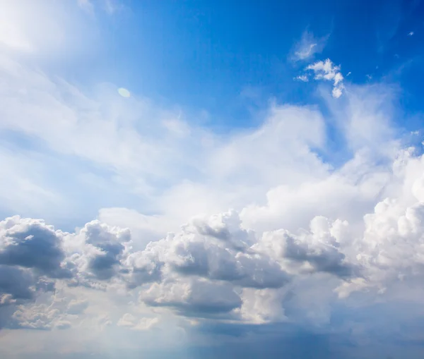 Céu azul com nuvens brancas — Fotografia de Stock