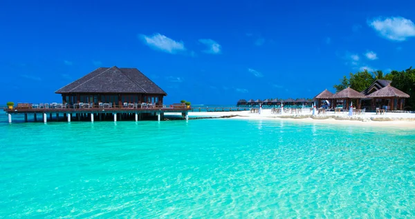 Mar en Maldivas y laguna azul — Foto de Stock