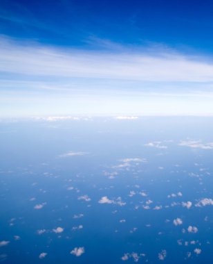 Beyaz bulutlu mavi gökyüzü